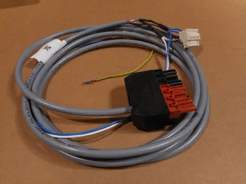Kabel mit mehreren Leitungen und Steckverbindern, erkennbar an der Gestaltung, Einbindung in Heizsysteme von Remeha.
